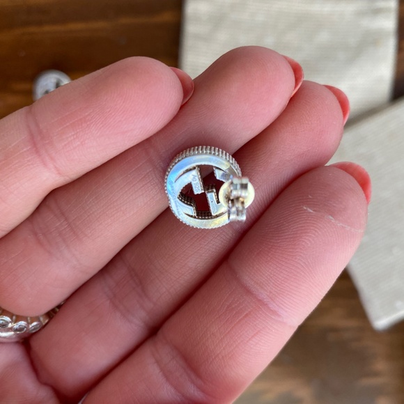 Gucci Interlocking Textured Silver Stud Earrings - Picture 7 of 9